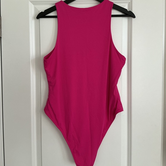 𝐒𝐇𝐄𝐈𝐍 𝐕𝐢𝐛𝐫𝐚𝐧𝐭 𝐏𝐢𝐧𝐤 𝐁𝐨𝐝𝐲𝐬𝐮𝐢𝐭 - Picture 2 of 4